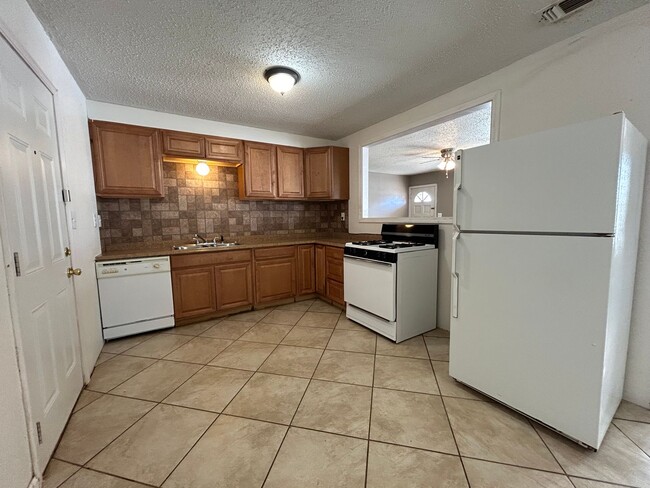 Building Photo - Beautiful 2 bedroom Home Near 19th & Quaker!