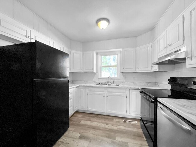 Building Photo - 9609 E 68 St