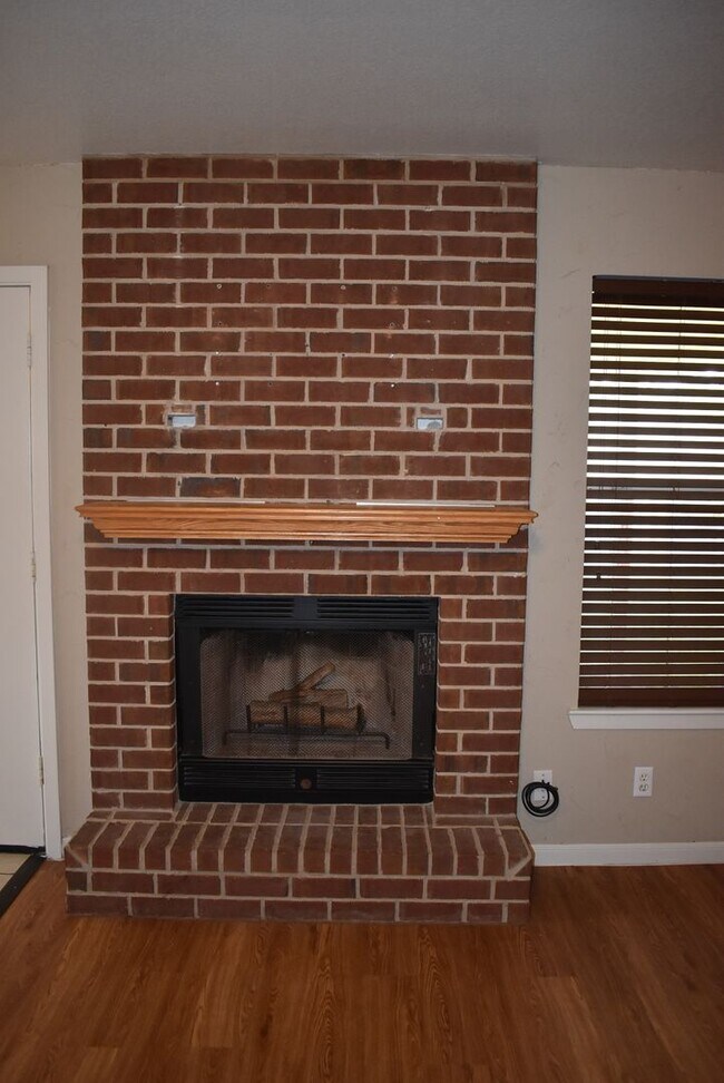 Foto del edificio - 837 Lakeview Dr