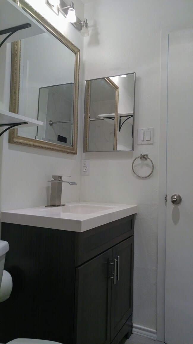 Master bath. - 104 Cockerham St
