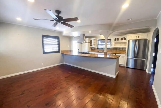 Building Photo - 2541 Haller St