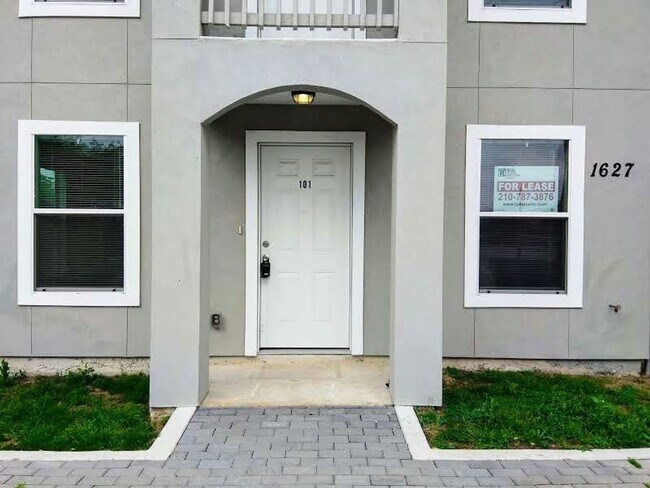 Building Photo - 1627 N Navidad St