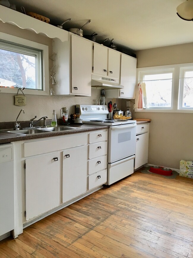 Building Photo - Adorable Cottage in Old Town Longmont with...