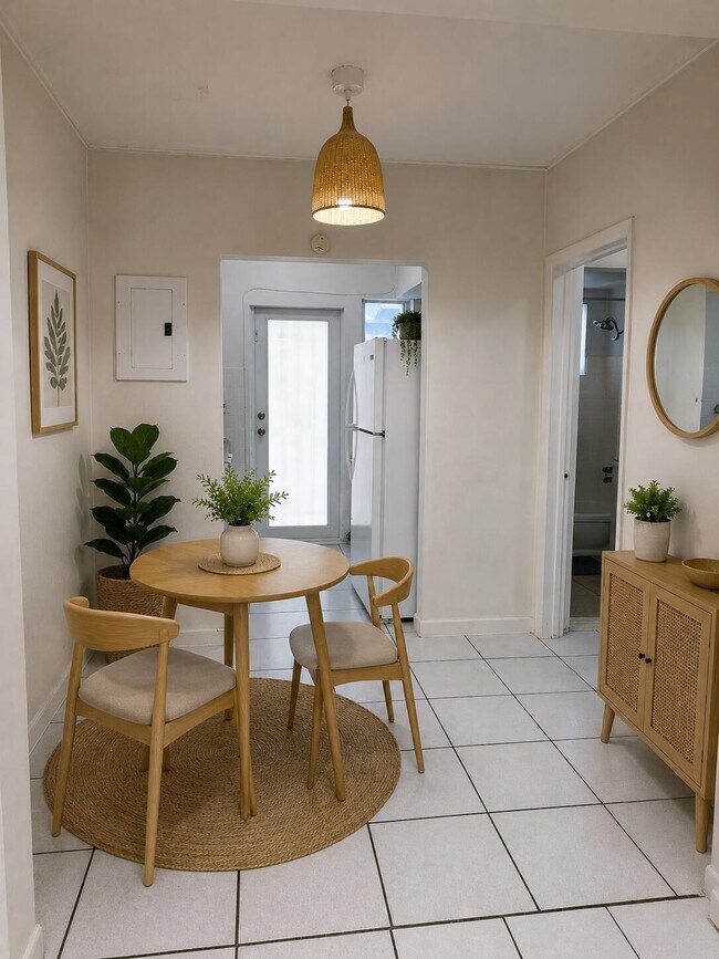 Foto del edificio - 7424 Byron Ave
