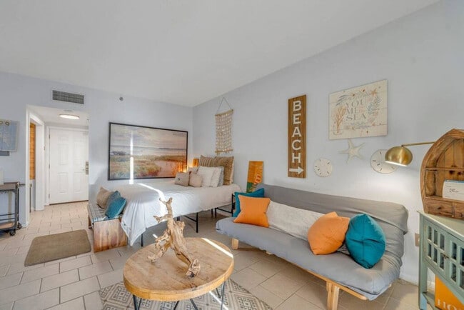 Building Photo - 214 Miracle Strip Pkwy SW