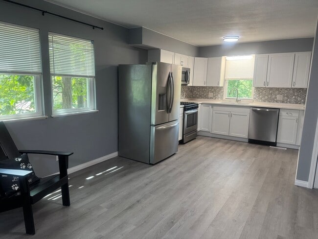 Building Photo - BEAUTIFUL 2 BEDROOM 1.5 BATH SOUTHSIDE PAR...
