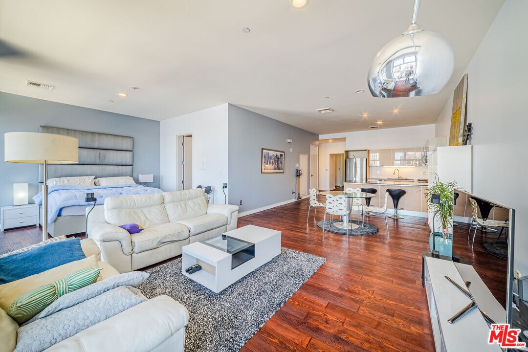 Foto principal - 801 S Grand Ave