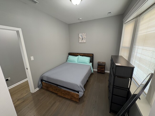 Foto del edificio - 1755 E 72nd St