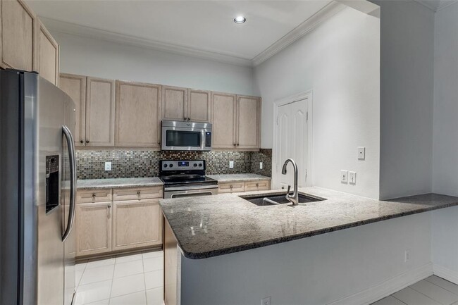 Building Photo - 3530 N Versailles Ave