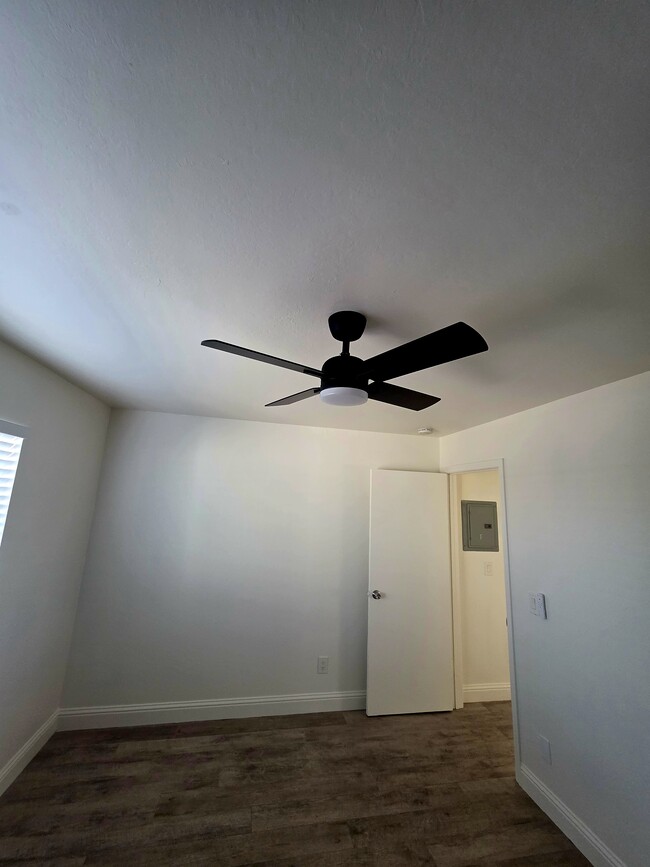 Building Photo - 327 N Lincoln Ave