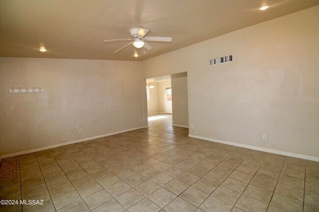Building Photo - 4043 E Deseret Dr