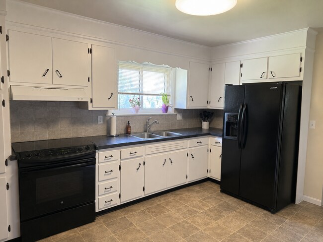 Foto del edificio - Well Maintained 2 Bedroom Ranch-style home - Full Size Basement!
