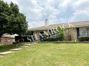 Building Photo - 1023 Parkview Cir