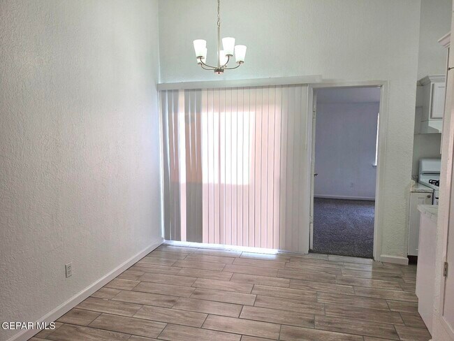 Foto del edificio - 944 Montera Rd