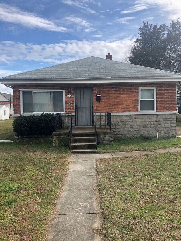Primary Photo - Lovely 3-Bedroom Home Near Everyday Essent...