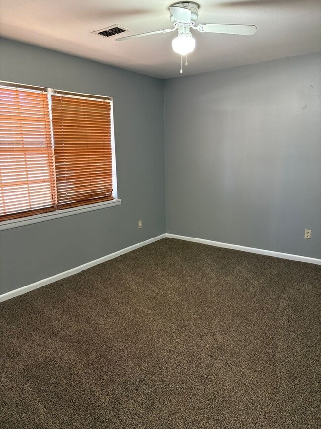 Building Photo - 3bed/1.5 Bath Duplex Astoria Park