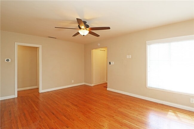 Building Photo - 412 Catalpa Ave