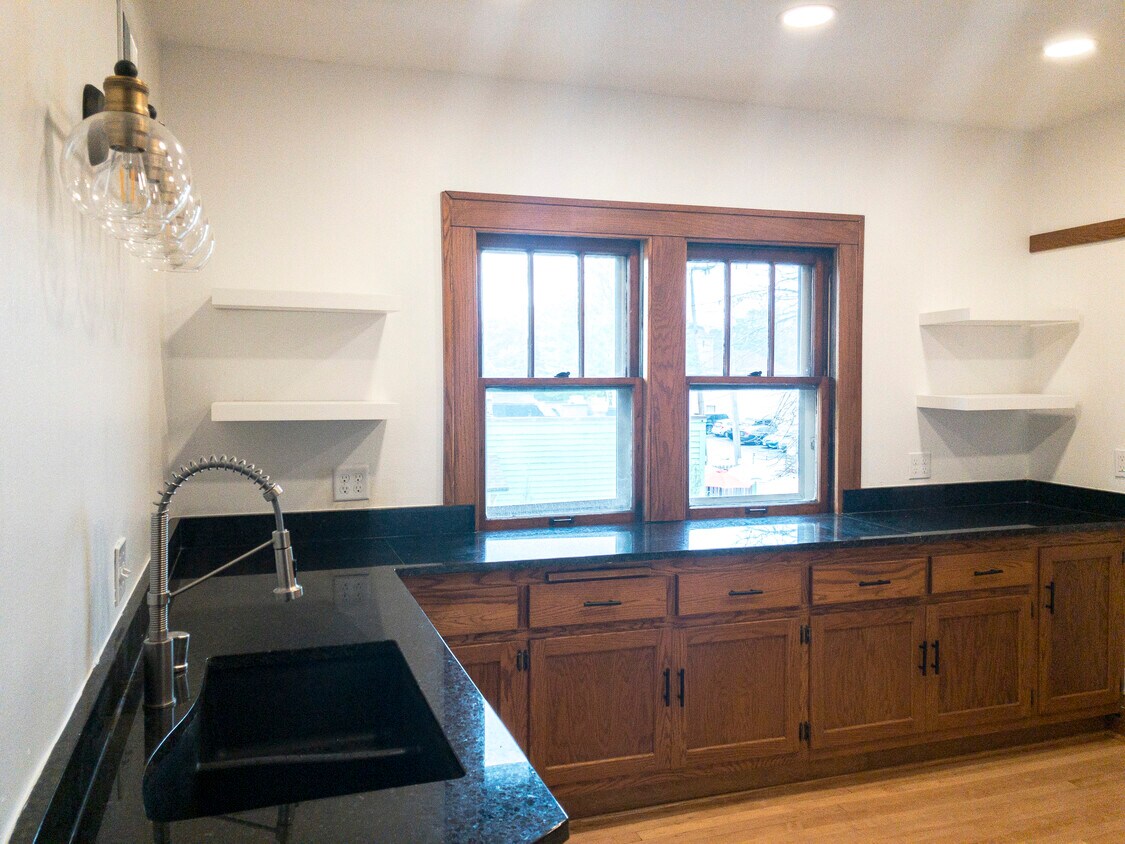 Foto principal - 5917 W Bluemound Rd
