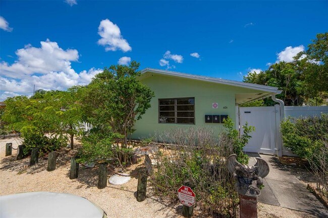 Building Photo - 805 NE 40th St
