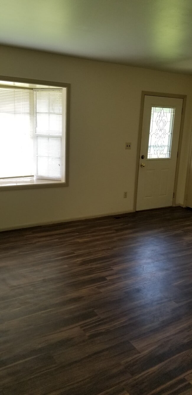 Building Photo - 3220 Ridgewood Dr