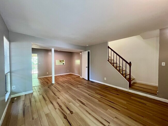 Building Photo - 9038 Pickwick Village Terrace