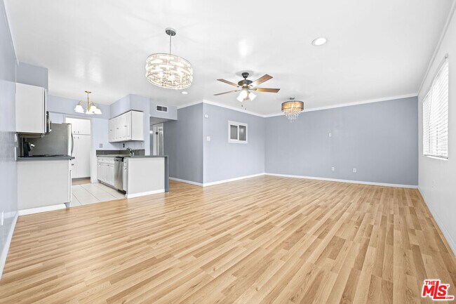 Foto del edificio - 12801 Moorpark St
