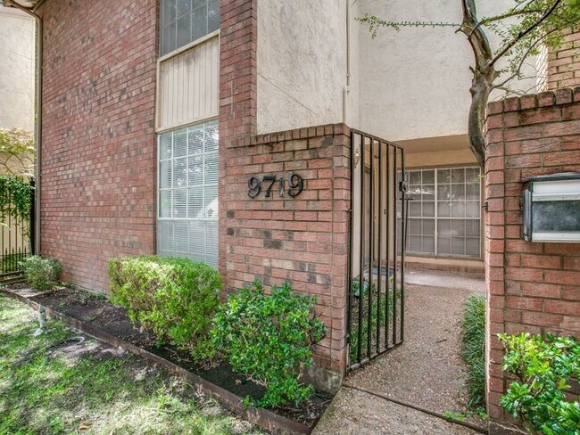 Foto del edificio - 9719 Smokefeather Ln