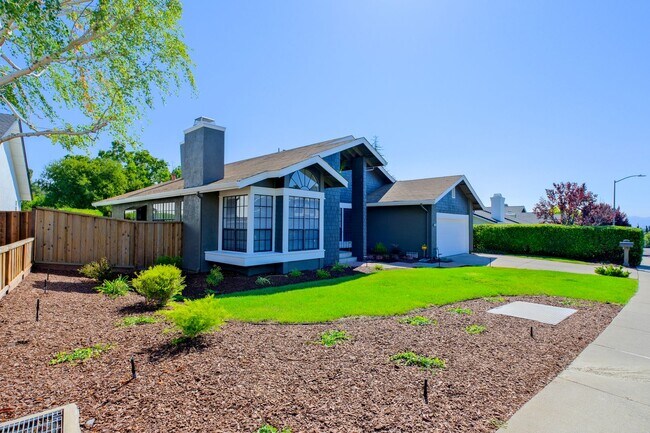Building Photo - Gorgeous 3 Bedroom with office or separate...
