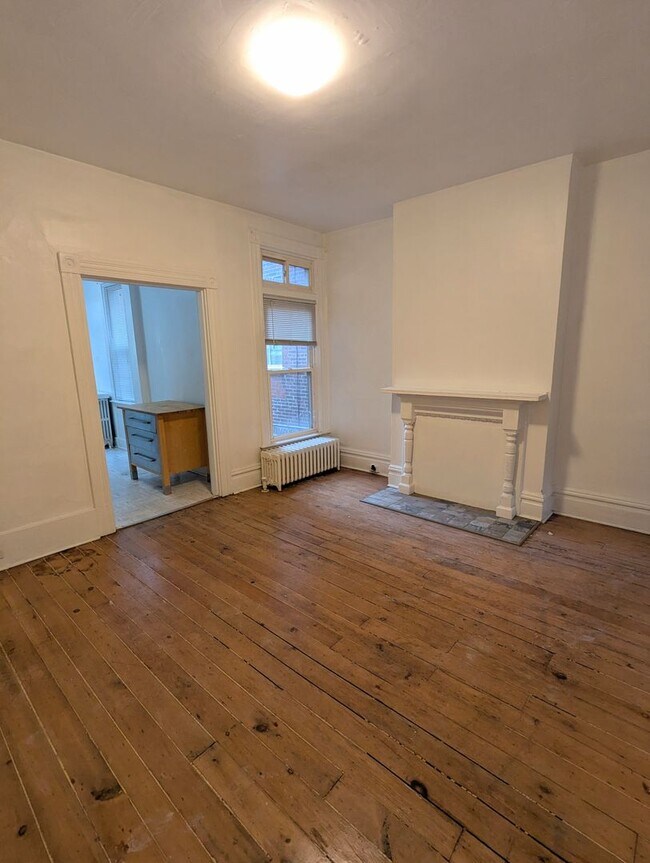 Building Photo - 4 Bedroom 1 Bathroom Single Family Home in...