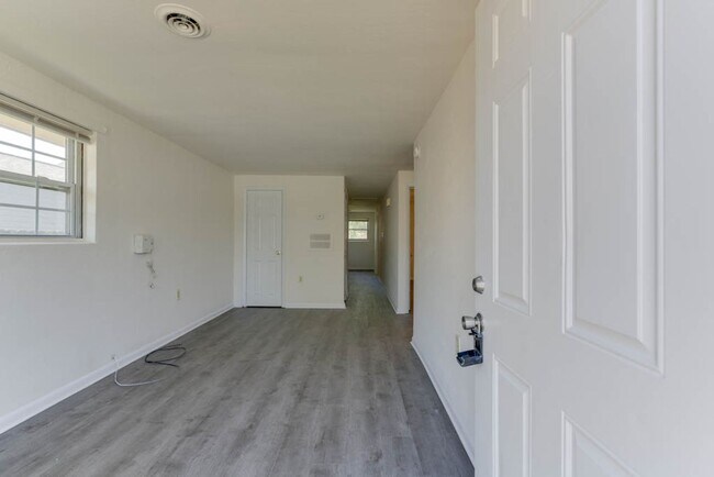 Building Photo - 14 Hopkins St