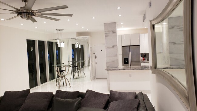 Building Photo - 2030 S Ocean Dr