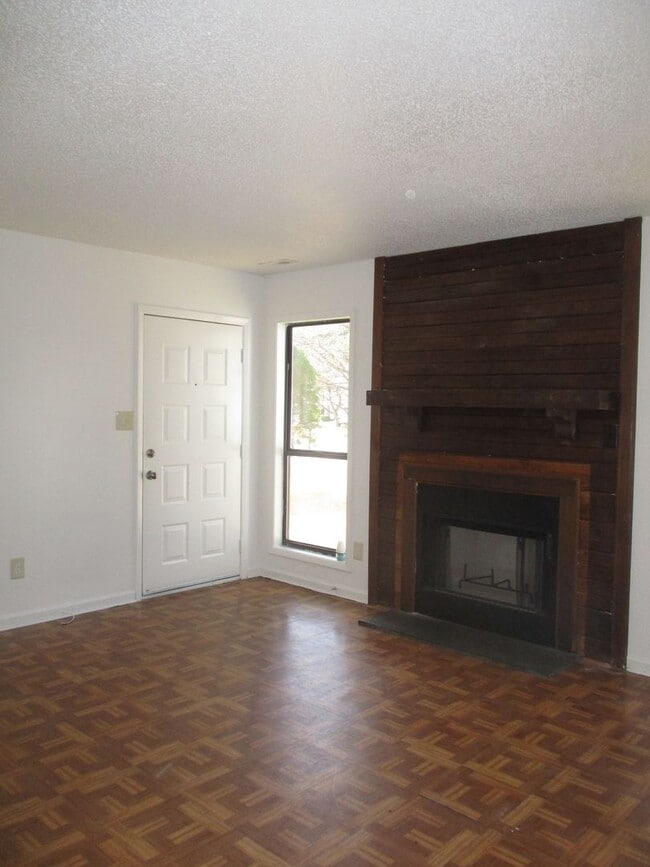 Building Photo - Lovely duplex close to base, shopping and area dining. Large open backyard great for cookouts. Fe...