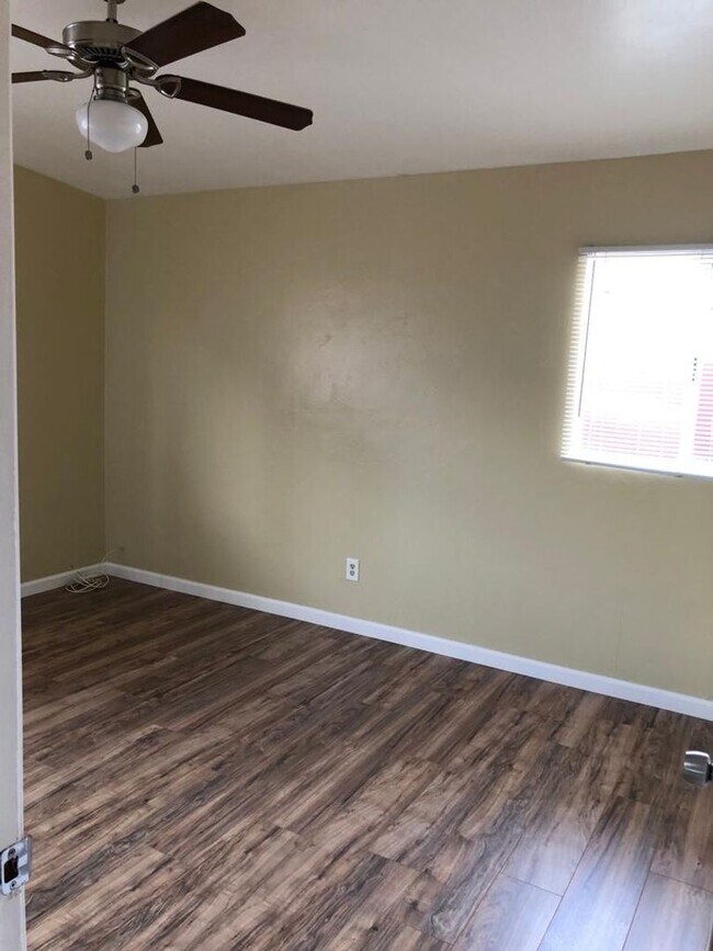 Building Photo - Charming 2 Bedroom IB Duplex Unit