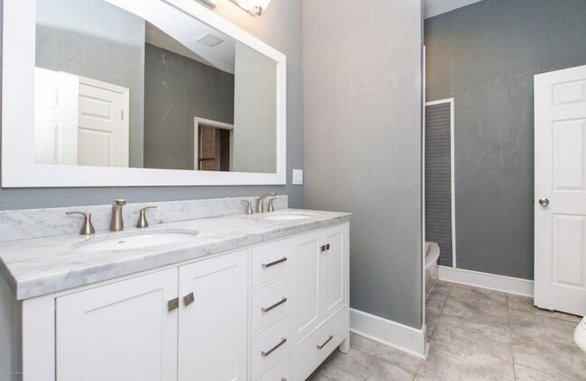Lavabo doble en el baño - 912 S Shelby St