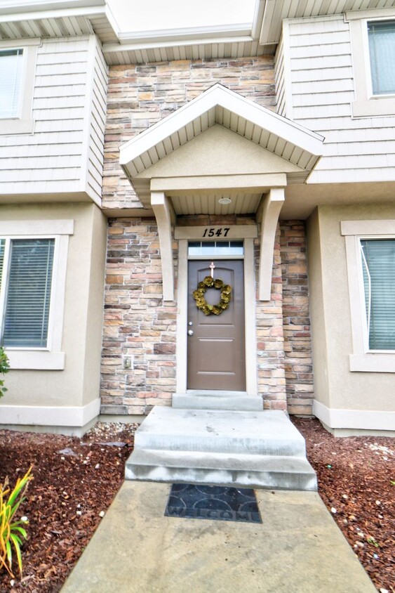 Foto principal - 3 bedroom 2.5 bath townhome in Orem