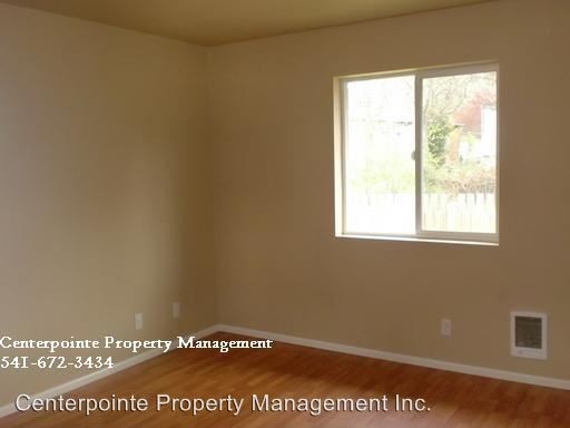 Building Photo - 2 br, 1 bath Apartment - 5269 NE Stephens St.