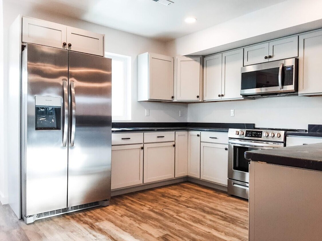 Foto principal - 2 BED/ 1.5 BATH TOWNHOME