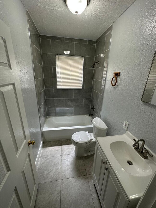 Building Photo - Fully renovated 3/1 single family home ava...