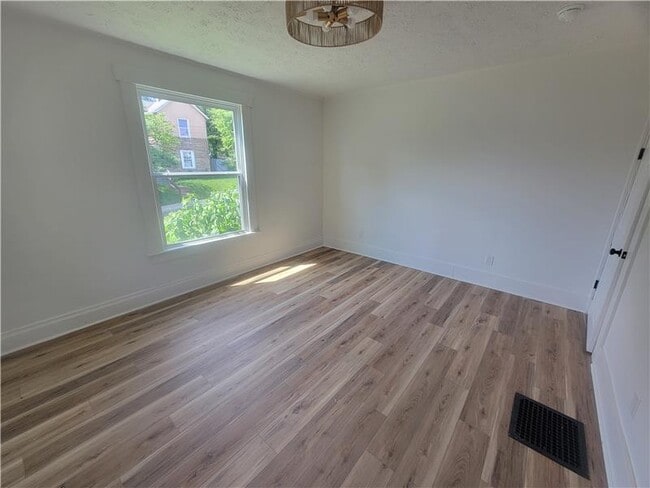 Building Photo - 1542 Thomas Ave