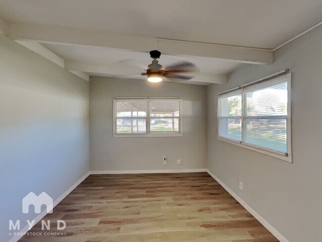 Foto del edificio - 1702 Windsor Way