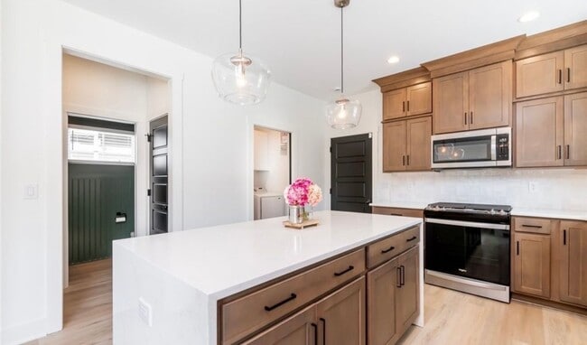 Building Photo - 3BR/2.5BA Home for Rent in Jeffersonville!  Two Car Attached Garage!