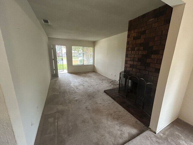 Building Photo - Warm & Cozy Duplex
