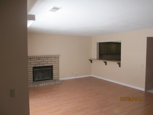 Building Photo - 1109 W Cypress Ave