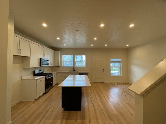 Building Photo - 4360 Hurstbourne Dr