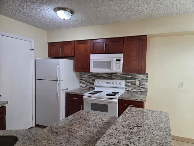 Foto del edificio - Upgraded 2BR/2BA – Gated Community, Great Amenities!