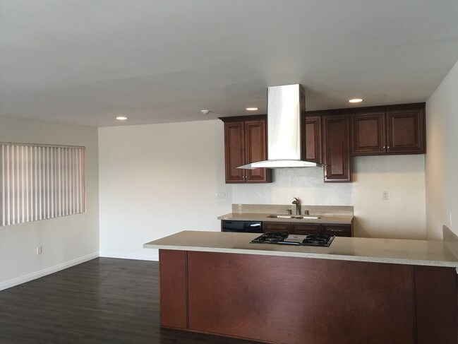 2320 Vanderbilt Ln Unit 12 Redondo Beach Ca 90278 Apartment For Home California Redondo Beach 2320 Vanderbilt Ln Unit 12 Primary Photo