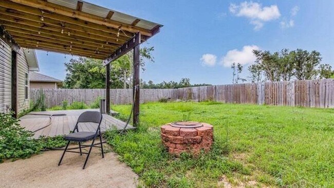 Foto del edificio - 5544 Peach Dr