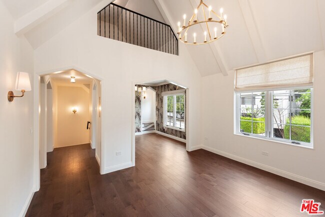 Foto del edificio - 2607 Beachwood Dr