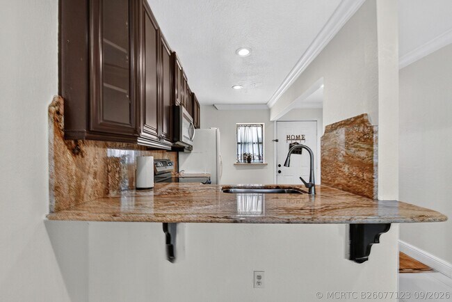 Building Photo - 617 Ixoria Ave