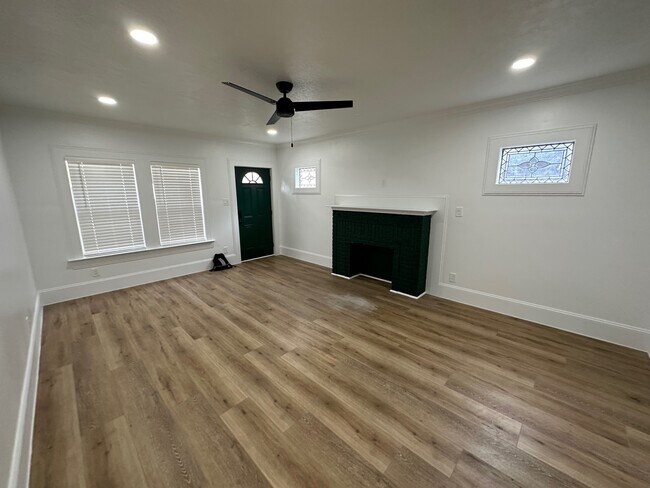 Spacious Living Room - 1336 W Bell St